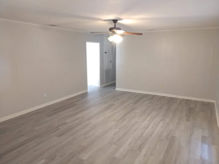 1107 Caroline Ave — Photo 7