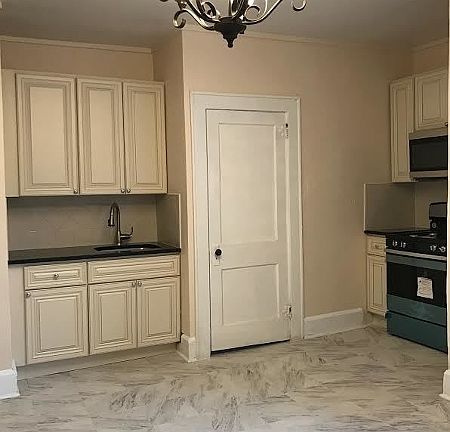 4th image of 210 S Main St APT 3