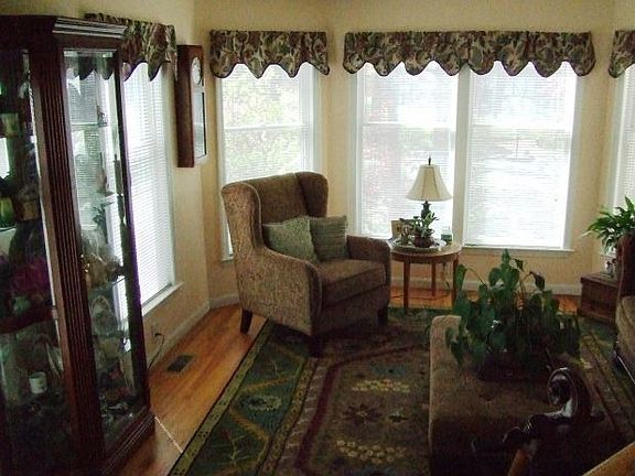 4th image of 21 E Amber Ln