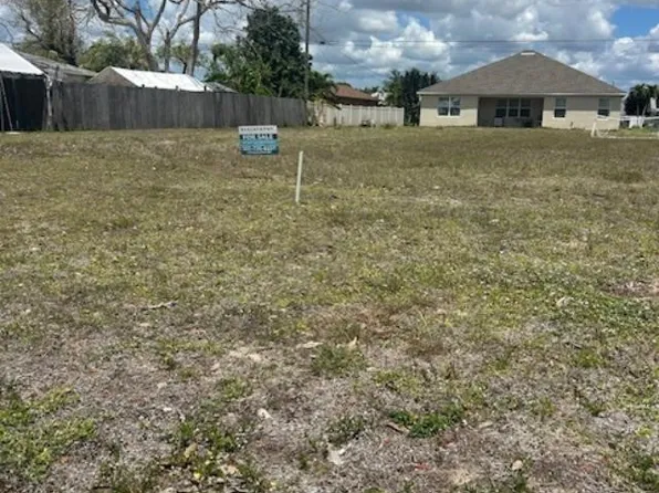 153 Kamal Pkwy, Cape Coral, FL 33904