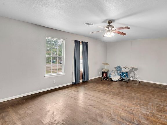 3rd image of 918 Hillcrest St