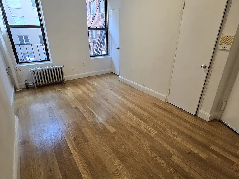454 W 45th St #3RE — Photo 2