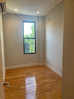4th image of 211 Nassau Ave APT 2R