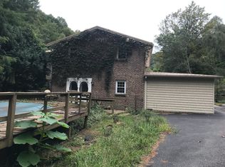 1839 Narrows Br, Hardy, KY 41531