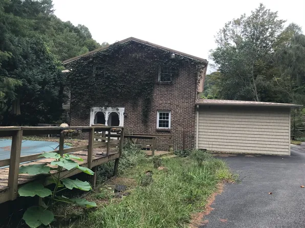 1839 Narrows Br, Hardy, KY 41531