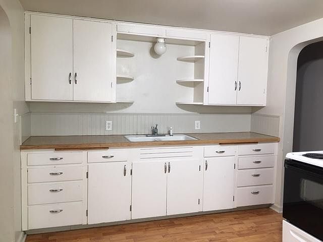 2nd image of 616 Fern St APT 5
