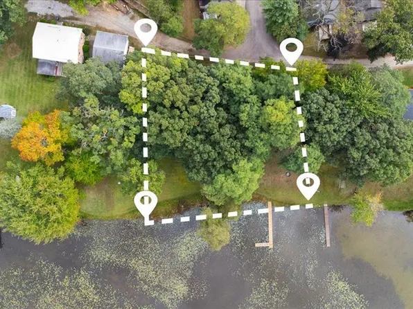 10350 Half Moon Dr, Pinckney, MI 48169