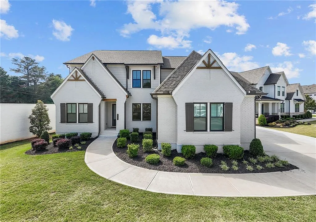 6 bed, 6.5 bath, 5902 sqft, $7,000 — Photo 1