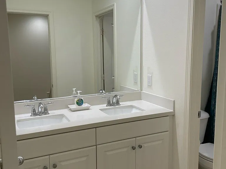 Full bath located in upstairs hallway
