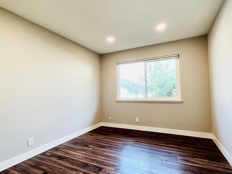 698 Danforth Dr — Photo 23