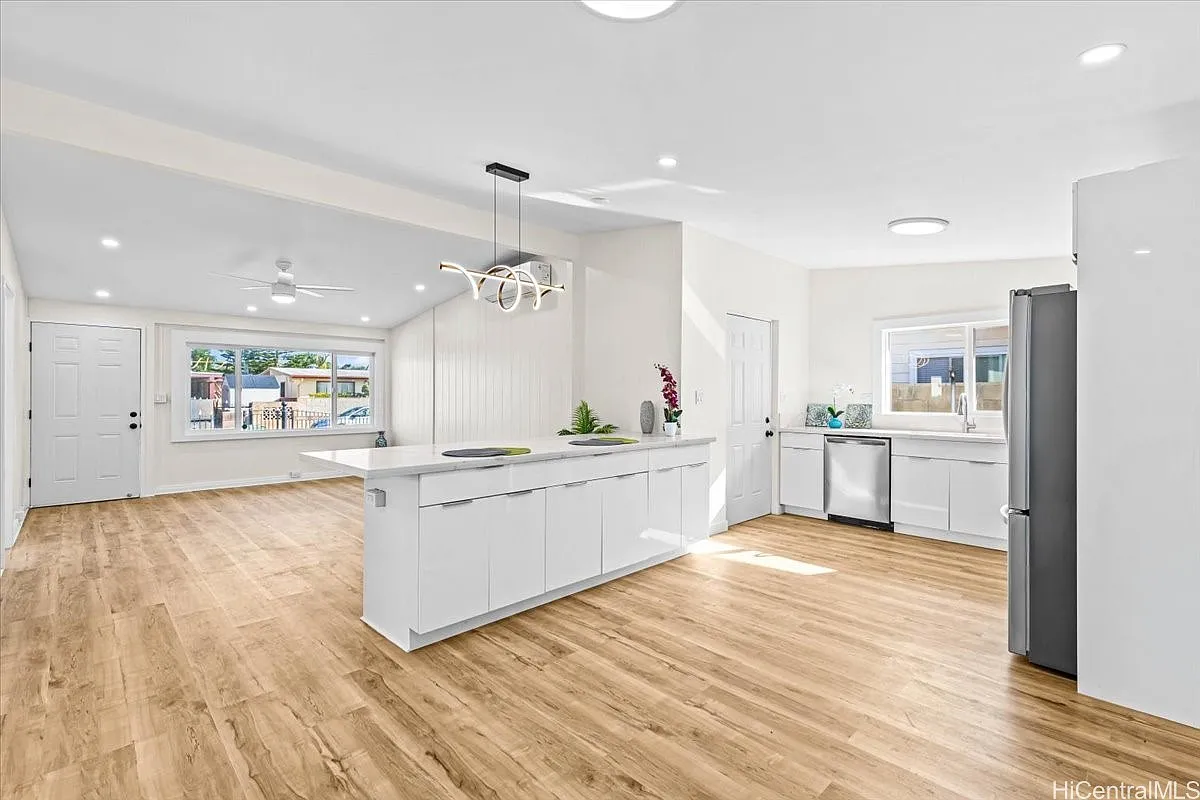 5 bed, 1500 sqft, $5,000 — Photo 1