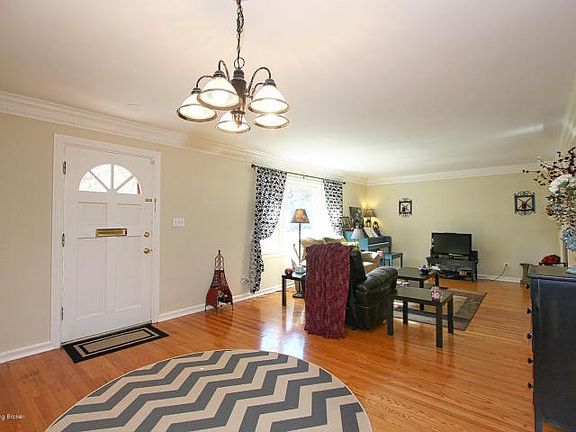3rd image of 2615 Meadow Dr