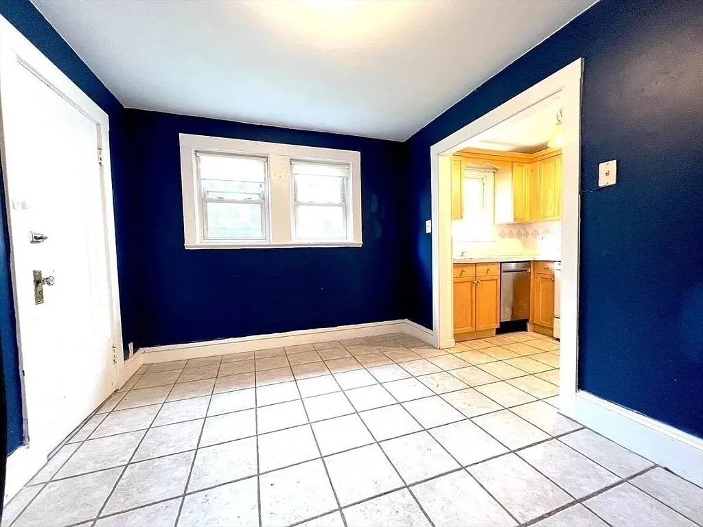 3 bed, 1.0 bath, 1150 sqft, $2,800 — Photo 2
