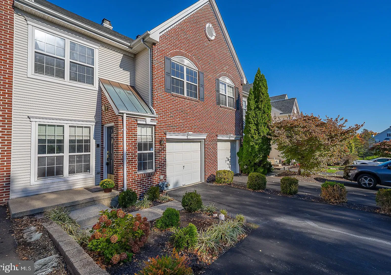 3 bed, 2.5 bath, 2216 sqft, $3,800 — Photo 2