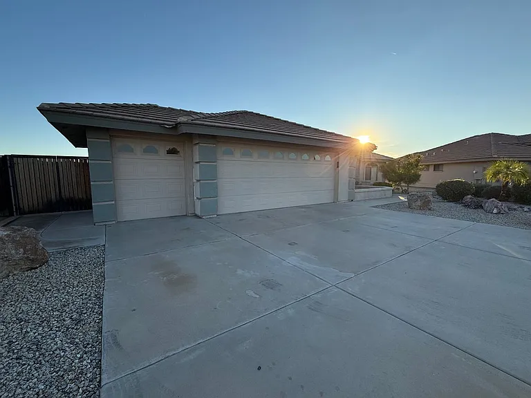 11401 E Medina Ave — Photo 3