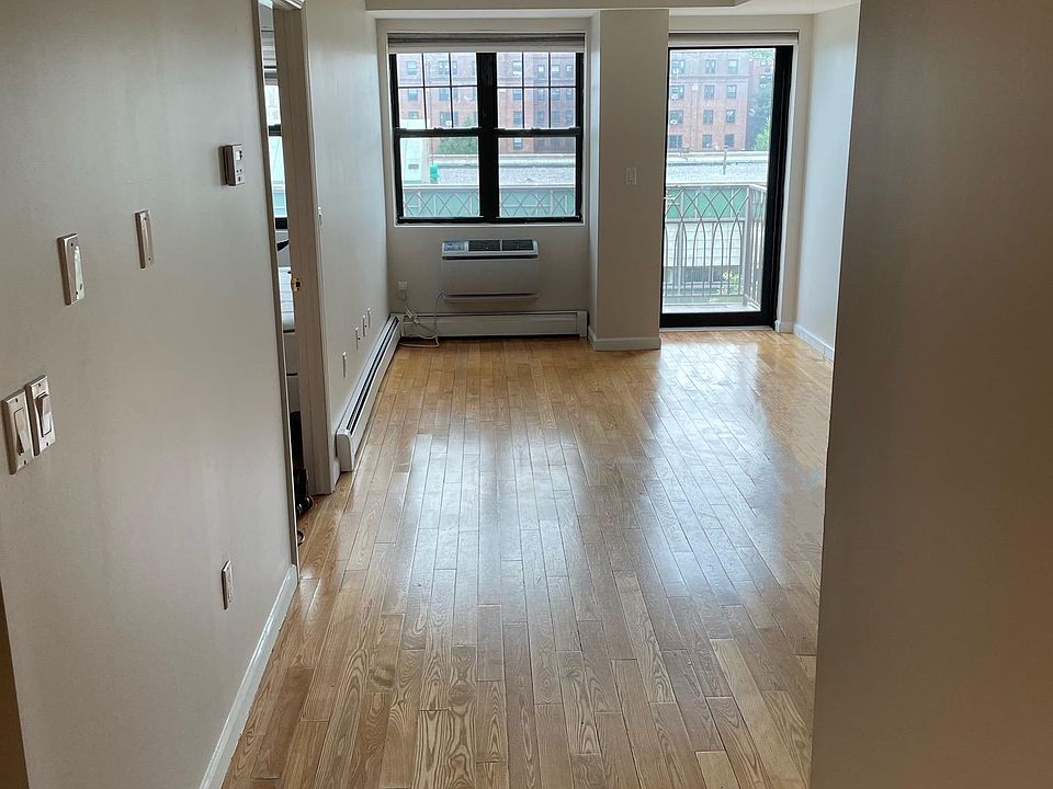 1st image of 14477 Barclay Ave APT 6A