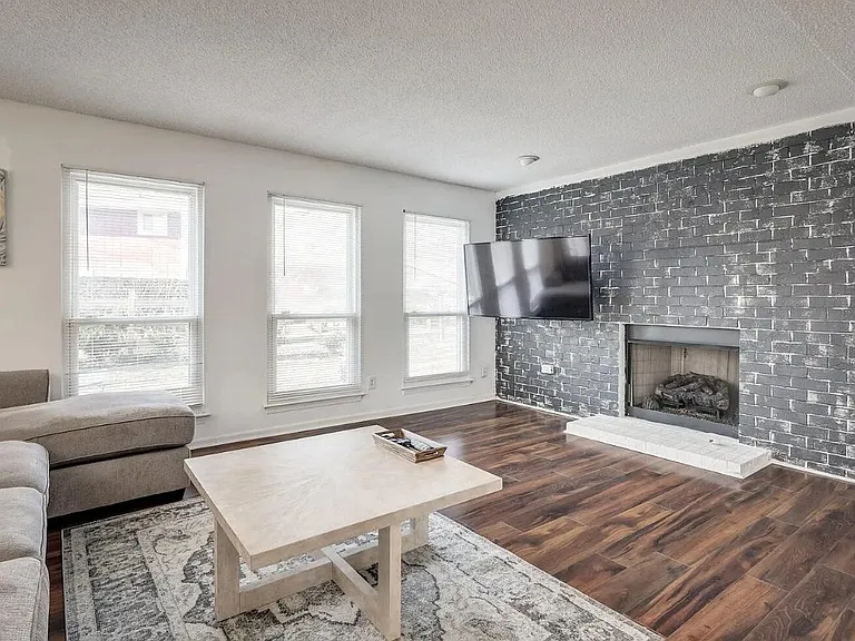 4033 Foxwood Dr — Photo 8