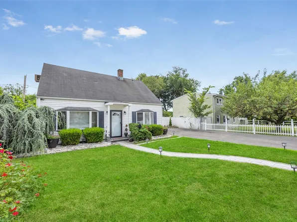 71 Slate Lane, Levittown, NY 11756