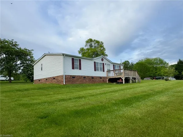 1020 Willow Creek Dr, Pinnacle, NC 27043