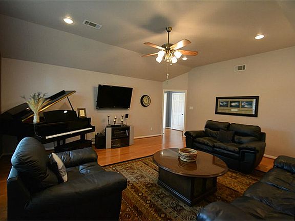 BIG OPEN LIVING ROOM 20X17. HIGH CEILINGS, RECESSED LIGHTING. NOTICE THERE'S A REAL BABY GRAND PIANO IN THE CORNER? THEY ARE NOT TINY!