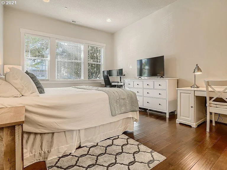 28142 SW Iceland Ave — Photo 9