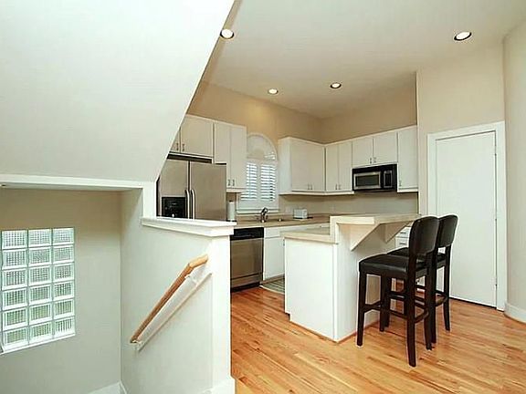 2nd image of 917 W 21st St Unit H