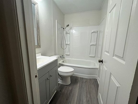 5th image of 217 Ross Ave
