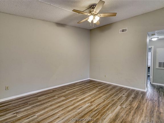 3rd image of 717 Wellesley Ct APT B