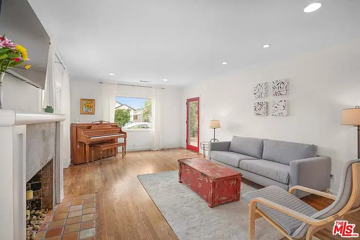 6322 S Harcourt Ave — Photo 4
