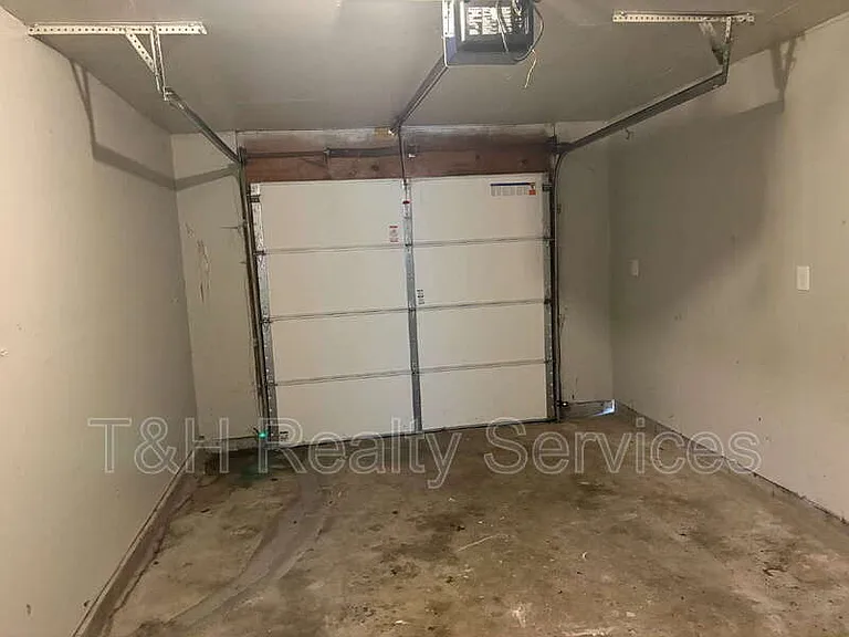 8705 Zephyr Dr — Photo 17