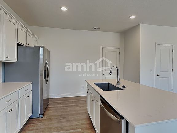 4th image of 212 Deanscroft Dr