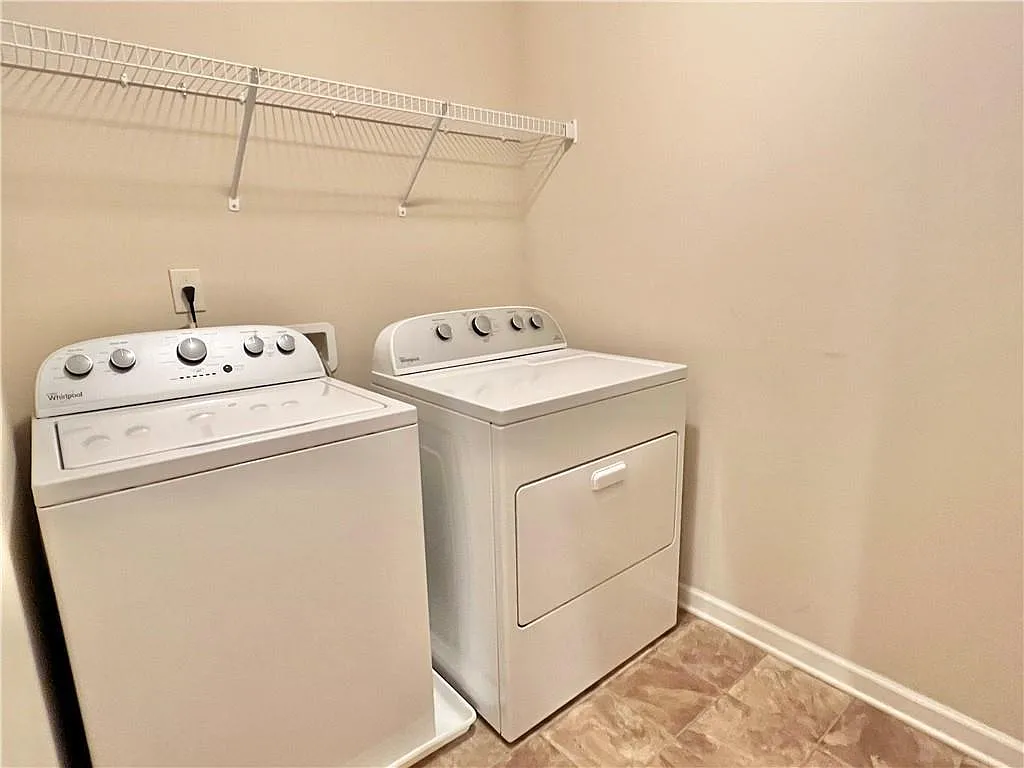 3 bed, 2.5 bath, 1980 sqft, $2,400 — Photo 3