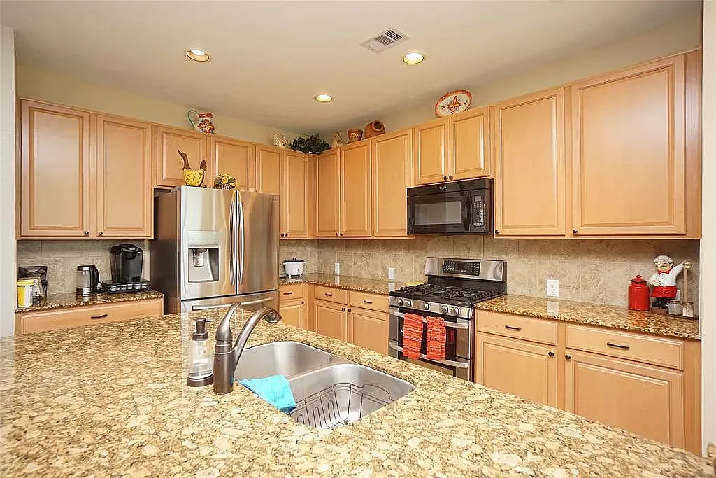 4 bed, 3410 sqft, $2,700 — Photo 3
