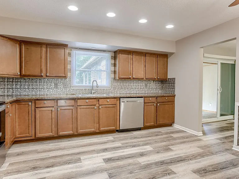 11705 Meredith Ave — Photo 8