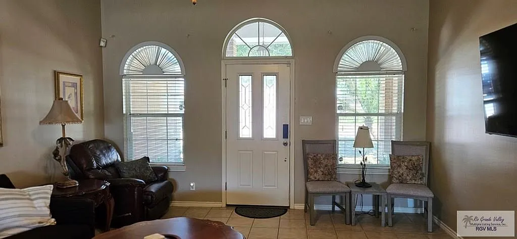 3 bed, 2.0 bath, 1498 sqft, $2,400 — Photo 3