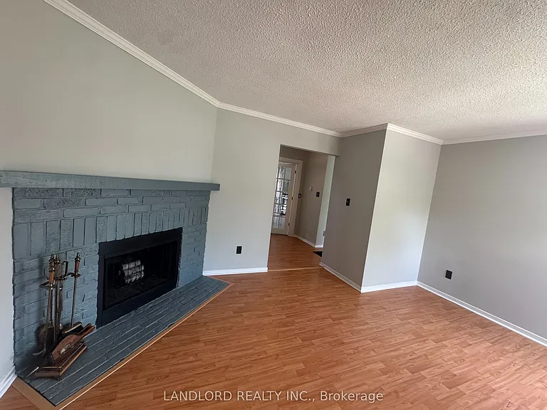 833 Laurier Ave — Photo 7