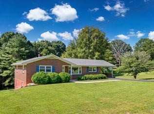 404 Oakwood Dr, Hurt, VA 24563