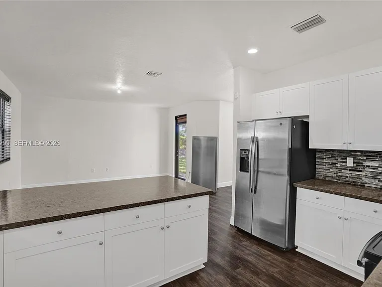 2502 NE 1st St #0 — Photo 2