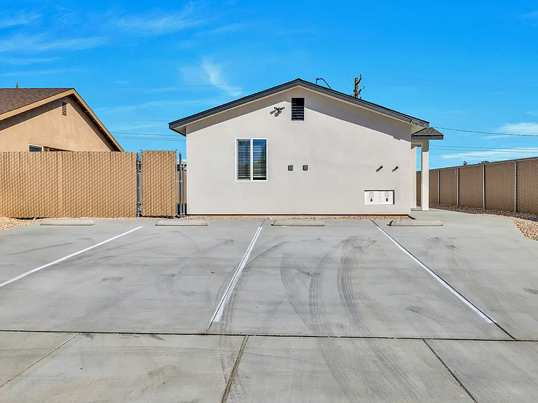 1340 W Mariposa Ave — Photo 6