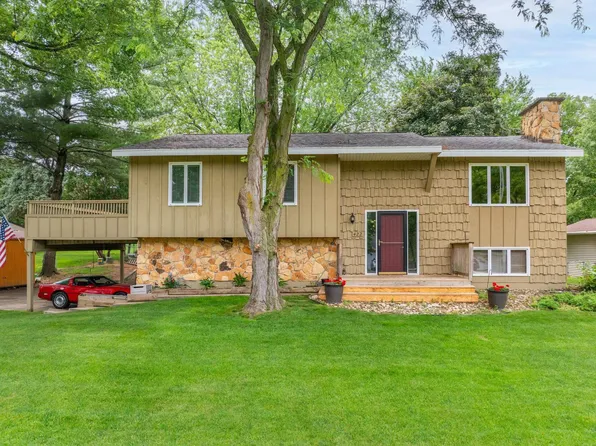 422 Oak Park Blvd, Cedar Falls, IA 50613