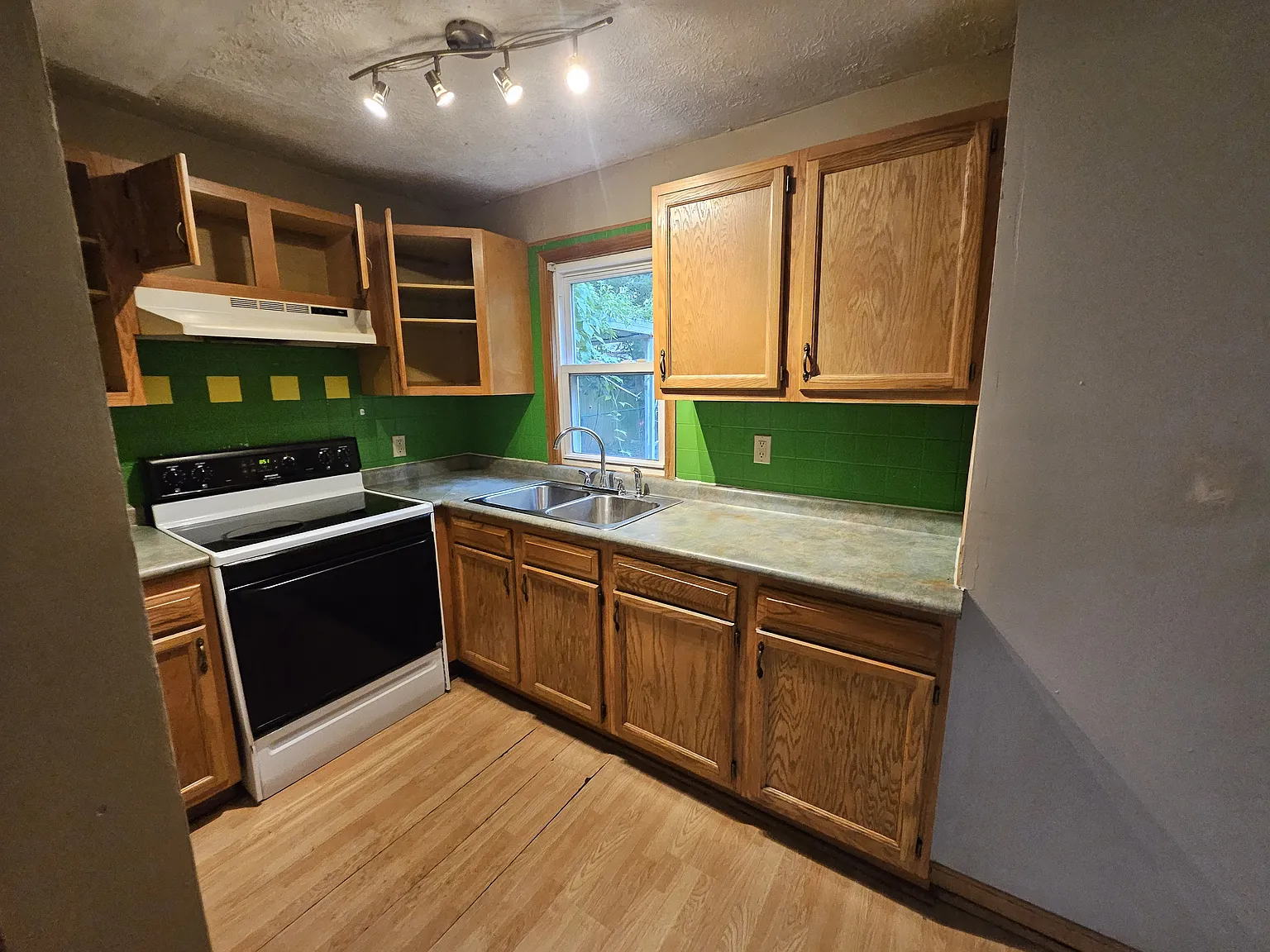 1617 Spring Ave NE — Photo 3