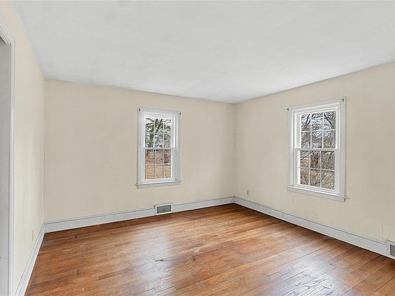 5th image of 36 Old Meadow Ln