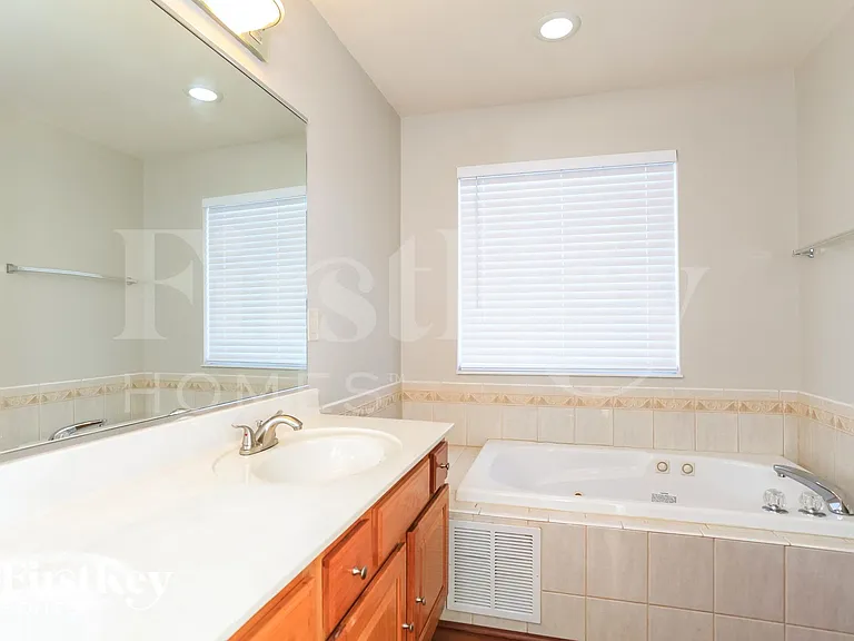 5158 Grandin Ridge Dr — Photo 9