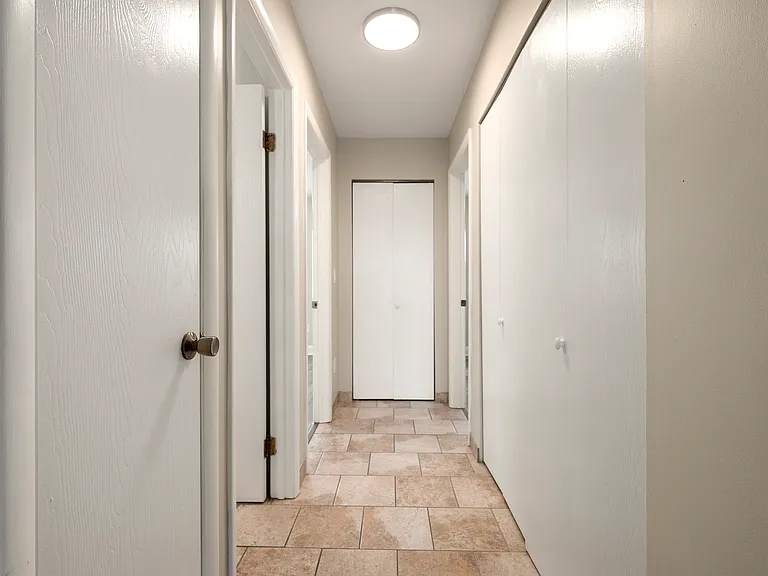 Old Carriage House Apartments — Photo 25
