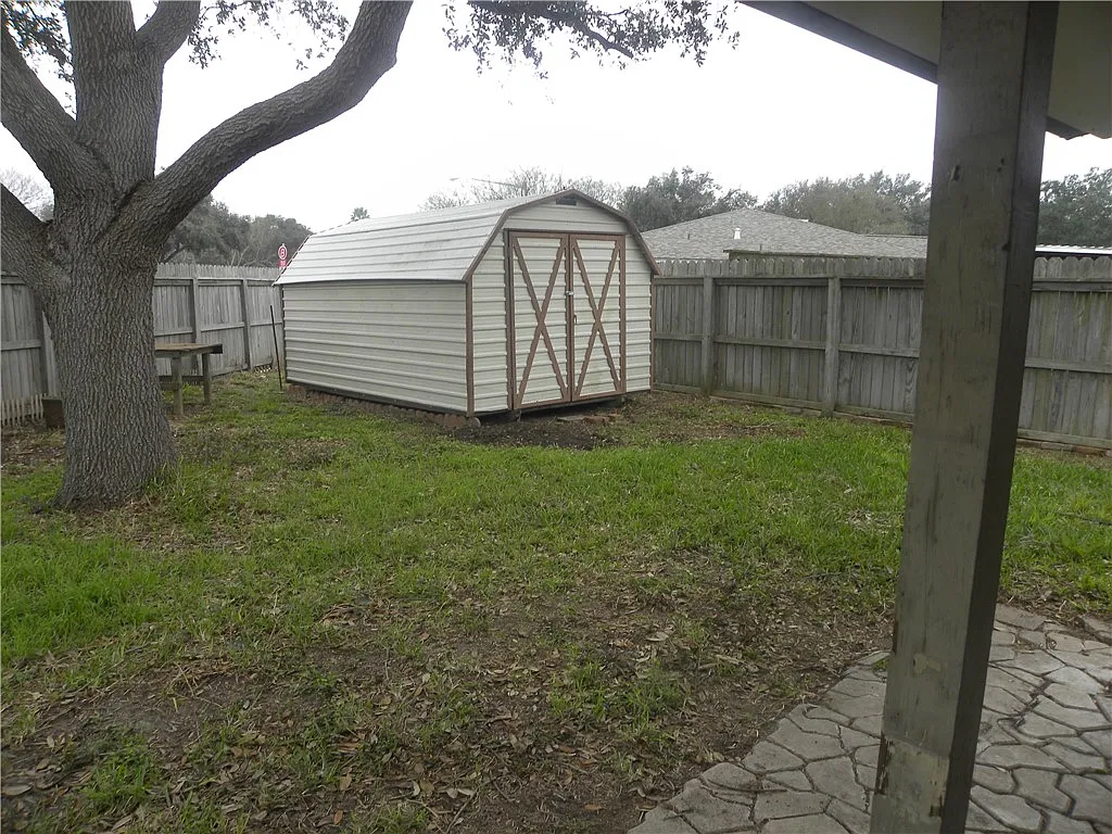 4 bed, 2.0 bath, 1805 sqft, $2,250 — Photo 4