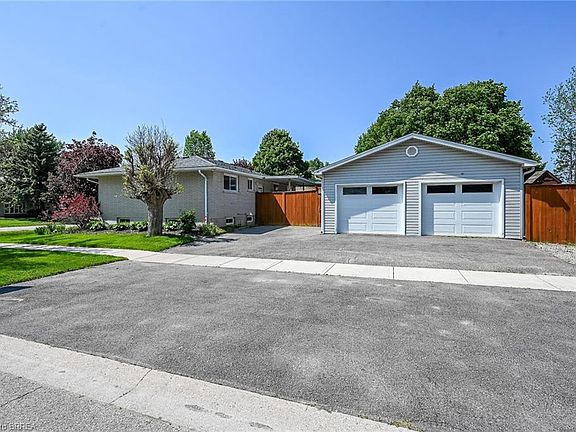 3rd image of 2 Coachwood Rd