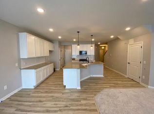 4808 Airlake Dr, Woodbury, MN 55129