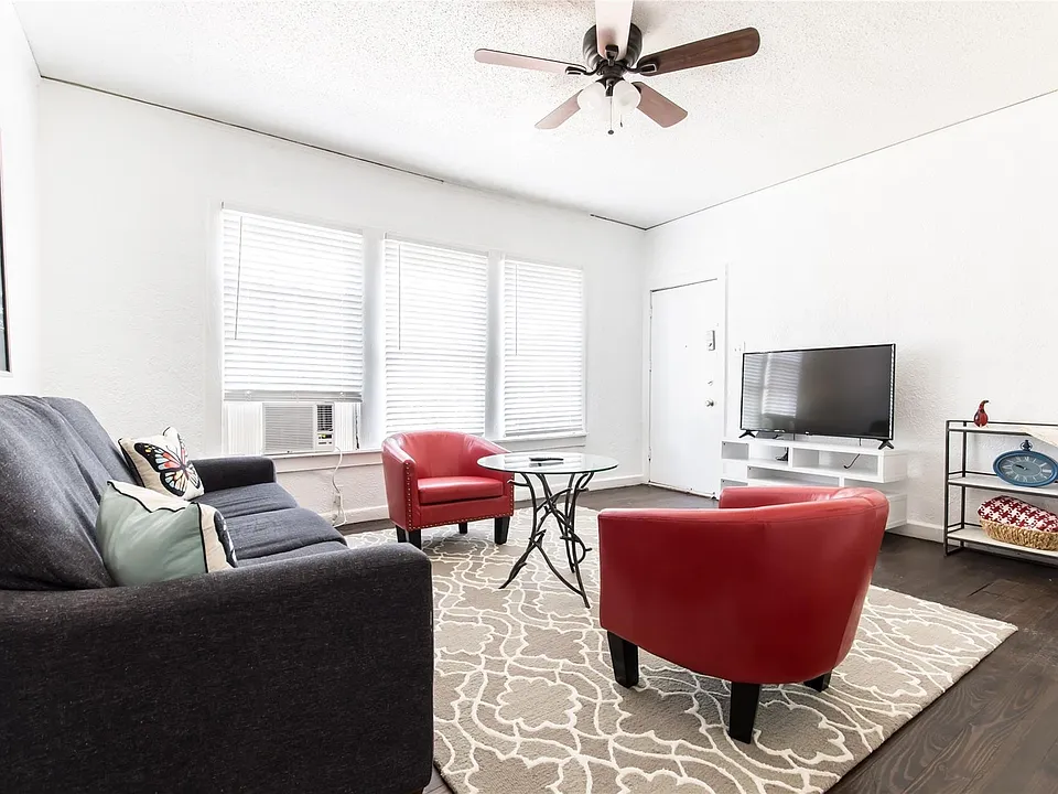 320 W Canty St #4