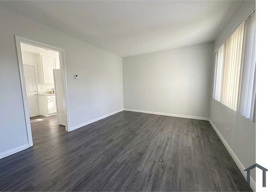 4th image of 1125 1/2 W 111th St