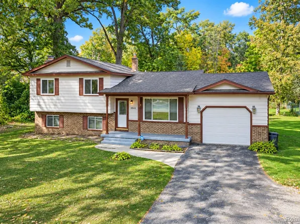 1041 Davenport Dr, Burton, MI 48529